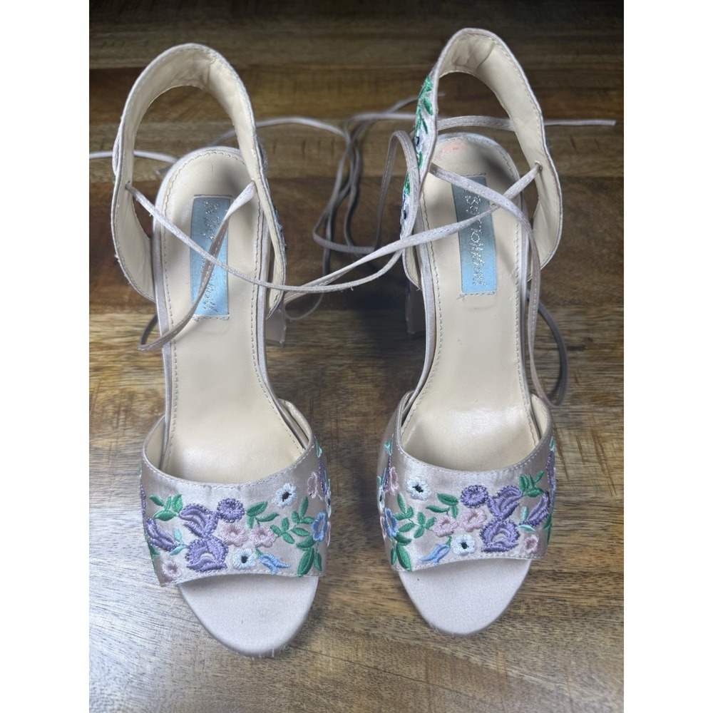 Betsey Johnson SB Raine Floral‎ Embroidered Satin Block Heel Sandals Women's 6.5